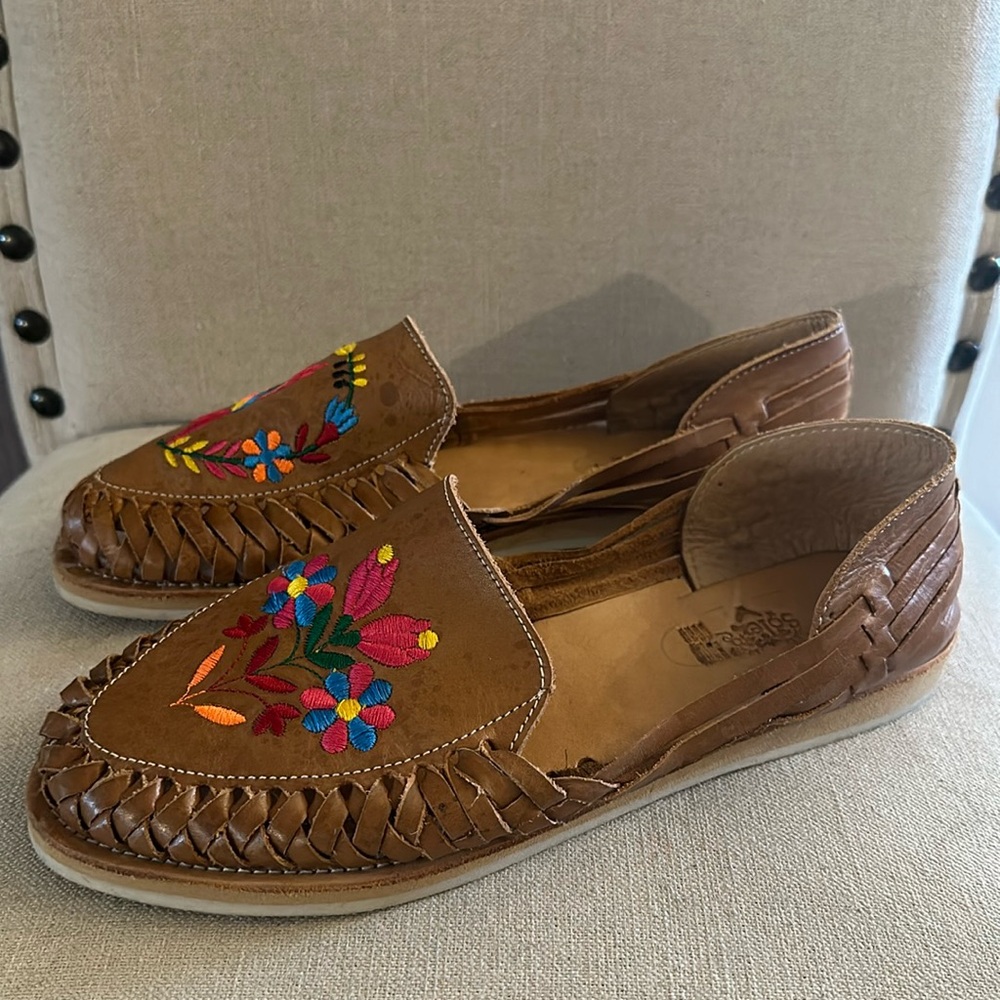 Solei Women’s Woven Floral Embroidered Leather Flats Sandals Brown Size 10